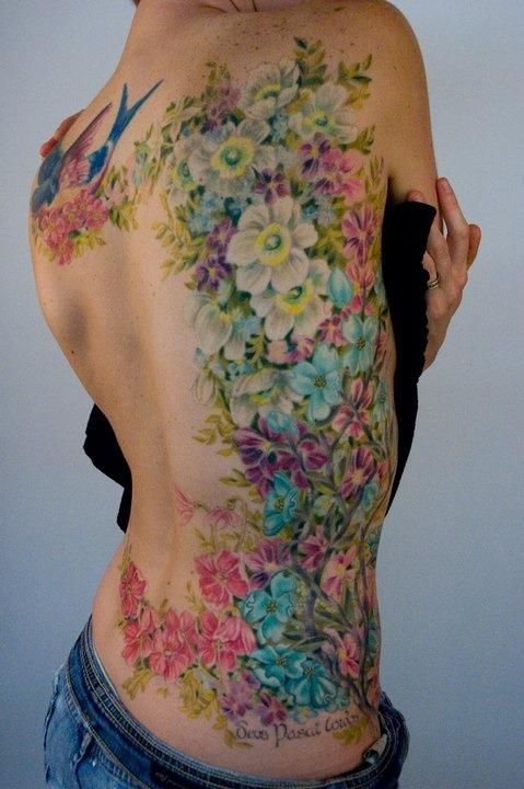 Para mulheres ousadas, flores ocupam grande parte das costas (Foto: Reprodução)